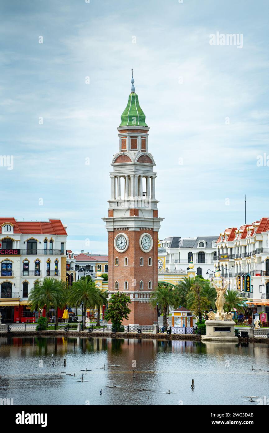 Edifici colorati della città Grand World, isola di Phu Quoc, Vietnam Foto Stock