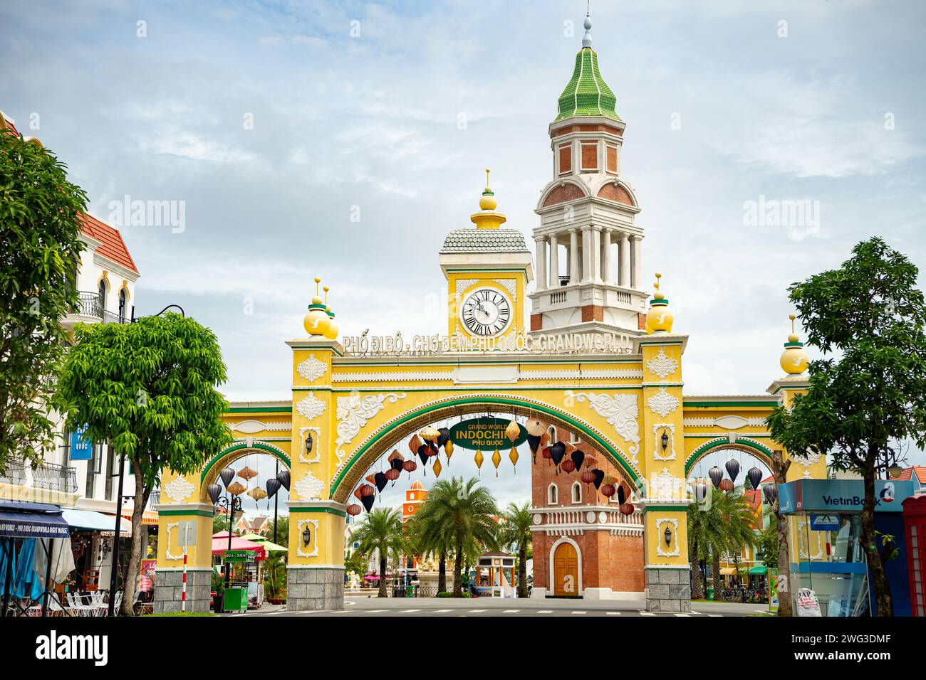 Edifici colorati della città Grand World, isola di Phu Quoc, Vietnam Foto Stock