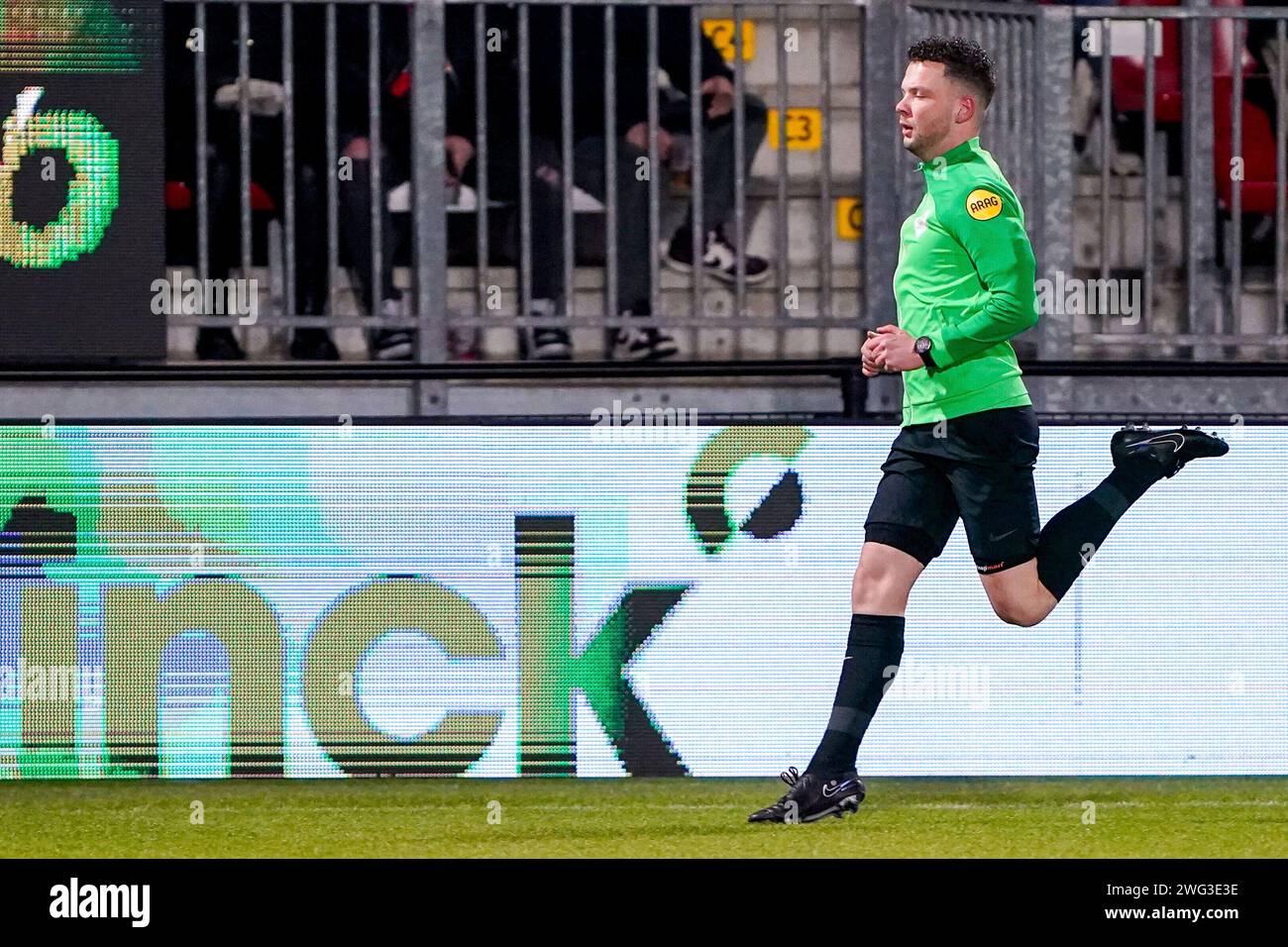 Almere, Paesi Bassi. 2 febbraio 2024. ALMERE, PAESI BASSI - 2 FEBBRAIO: L'arbitro Robin Hensgens si riscalda durante la partita olandese dell'Eredivisie tra l'Almere City FC e l'Excelsior Rotterdam allo Yanmar Stadion il 2 febbraio 2024 ad Almere, Paesi Bassi. (Foto di Andre Weening/Orange Pictures) credito: dpa/Alamy Live News Foto Stock