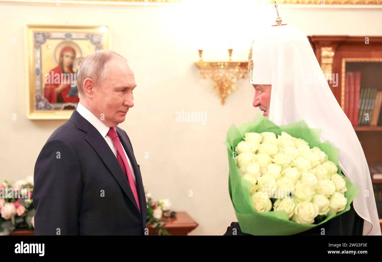 Mosca, Russia. 1 febbraio 2024. Il presidente russo Vladimir Putin, a sinistra, si congratula con il patriarca Kirill di Mosca e di tutta la Russia per il 15° anniversario della sua intrusione nelle camere patriarcali del Cremlino, il 1° febbraio 2024 a Mosca, in Russia. Credito: Alexander Kazakov/Cremlino Pool/Alamy Live News Foto Stock