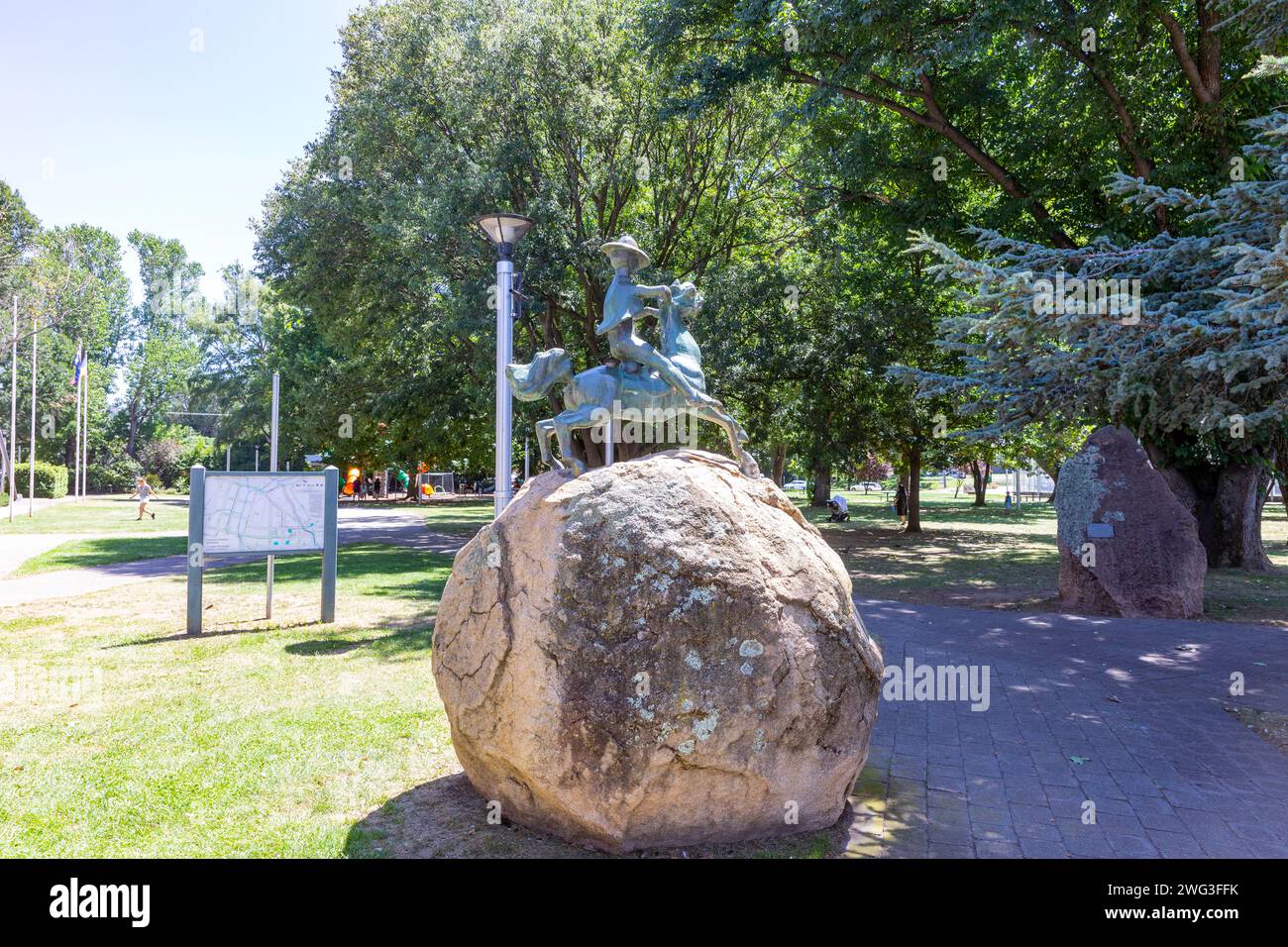 Centro città di Cooma, parco centenario e statua Man from Snowy River nel parco, NSW, Australia, 2024 Foto Stock