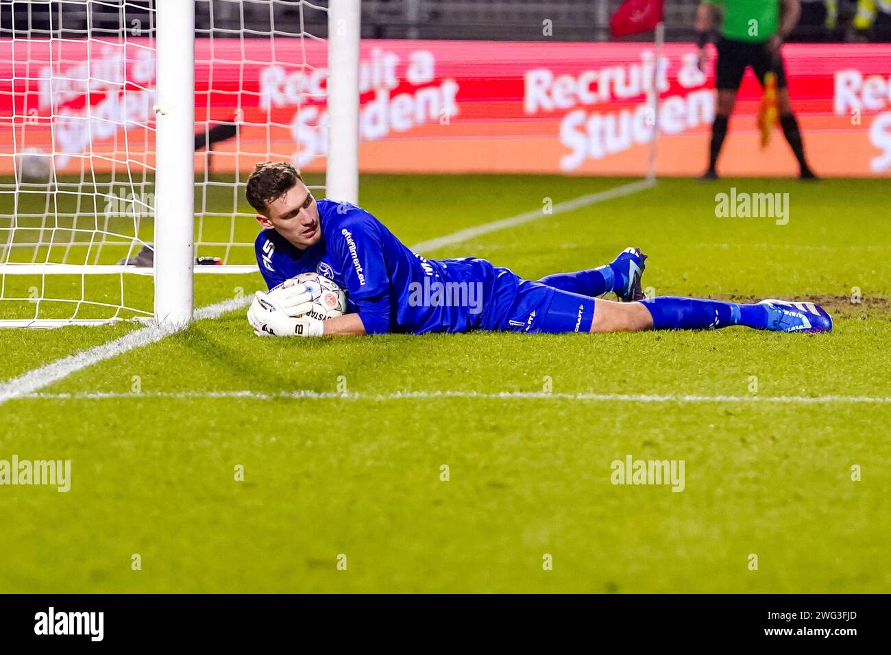 Almere, Paesi Bassi. 2 febbraio 2024. ALMERE, PAESI BASSI - 2 FEBBRAIO: Il portiere Nordin Bakker dell'Almere City FC tiene il pallone durante la partita olandese Eredivisie tra l'Almere City FC e l'Excelsior Rotterdam allo Yanmar Stadion il 2 febbraio 2024 ad Almere, Paesi Bassi. (Foto di Andre Weening/Orange Pictures) credito: dpa/Alamy Live News Foto Stock