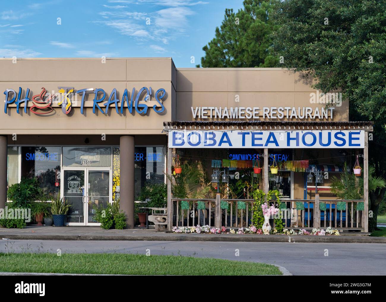 Houston, Texas USA 07-04-2023: Ristorante vietnamita Pho Trang's e Boba Tea House a Houston, Texas. Ristorante con cibo e bevande davanti all'esterno. Foto Stock