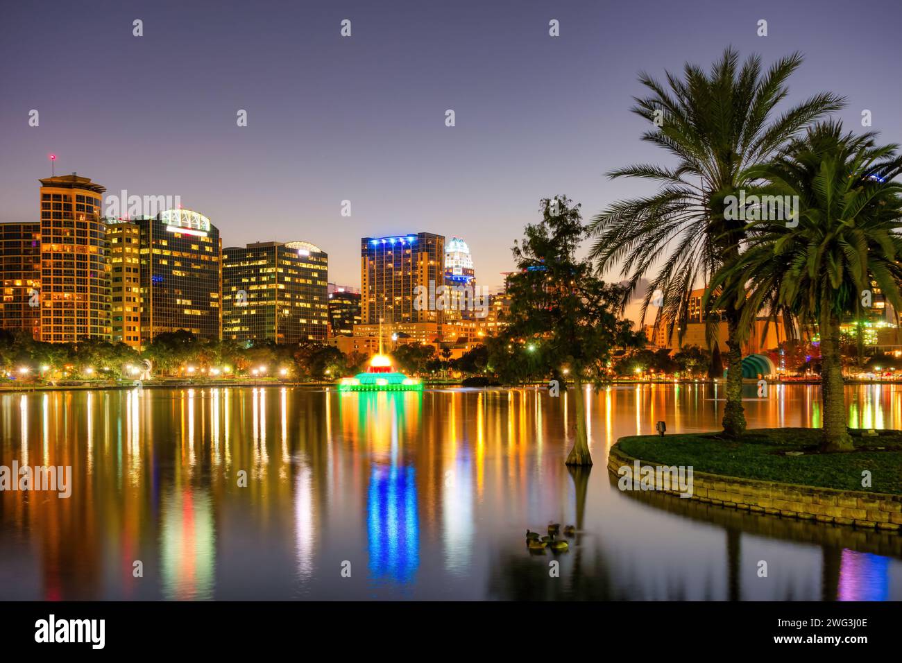 Lake Eola Park e lo skyline di Orlando, Florida USA di notte Foto Stock