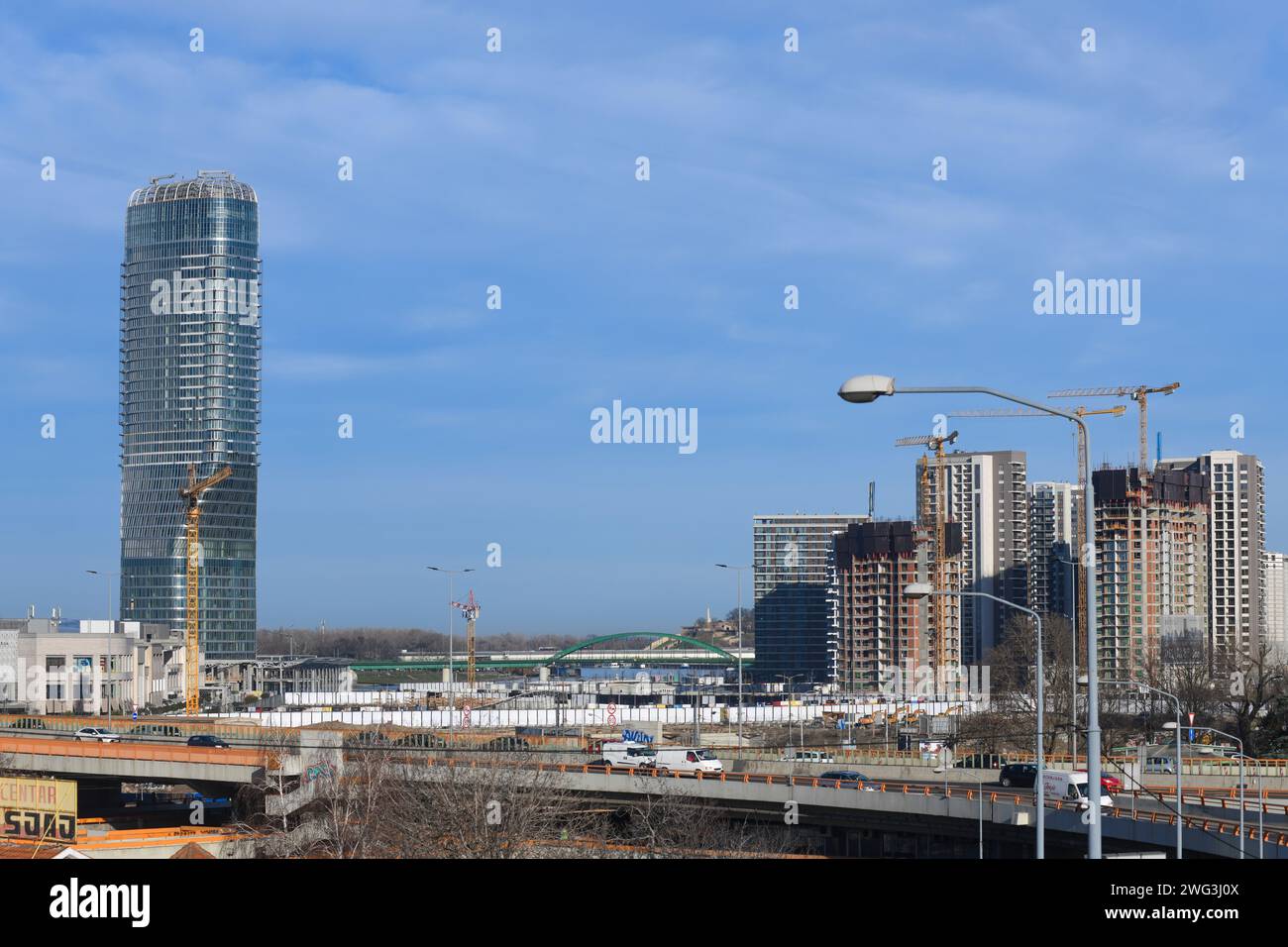 Skyline di Belgrado: Torre di Belgrado e autostrada. Serbia Foto Stock