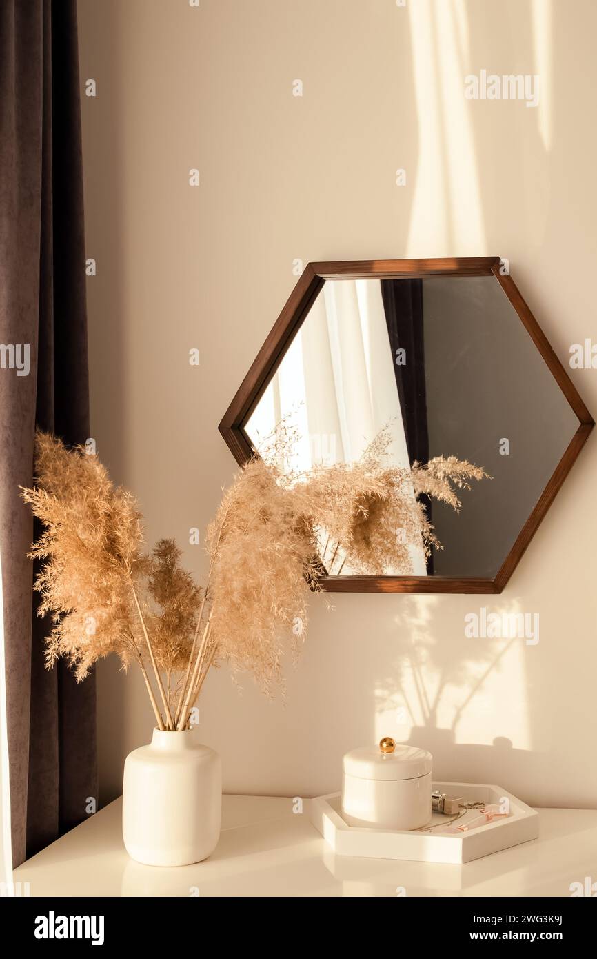 Interni luminosi e moderni, con prato decorativo in un vaso con una calda luce al tramonto Foto Stock