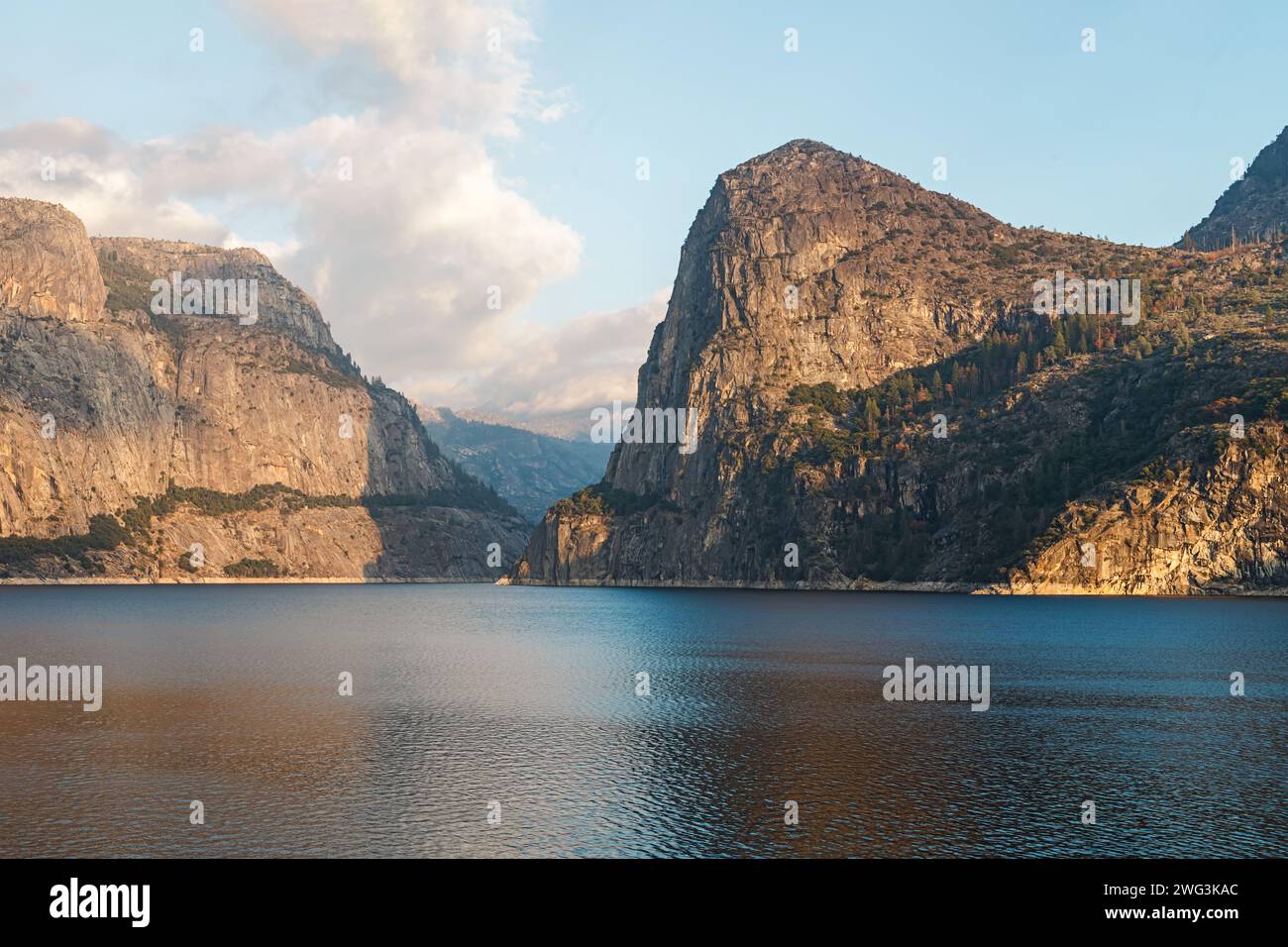 Splendida vista panoramica del bacino idrico di Hetch Hetchy vicino al parco nazionale Yosemite, California, USA Foto Stock