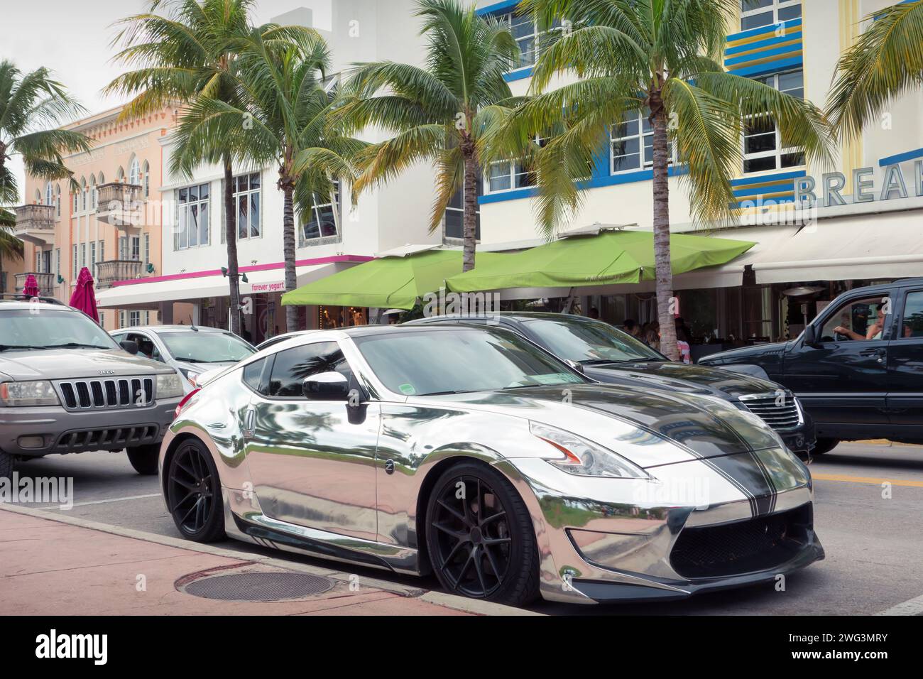 Auto sportiva Shiny Nissan Z nel quartiere di South Beach a Miami Beach, Florida, Stati Uniti Foto Stock