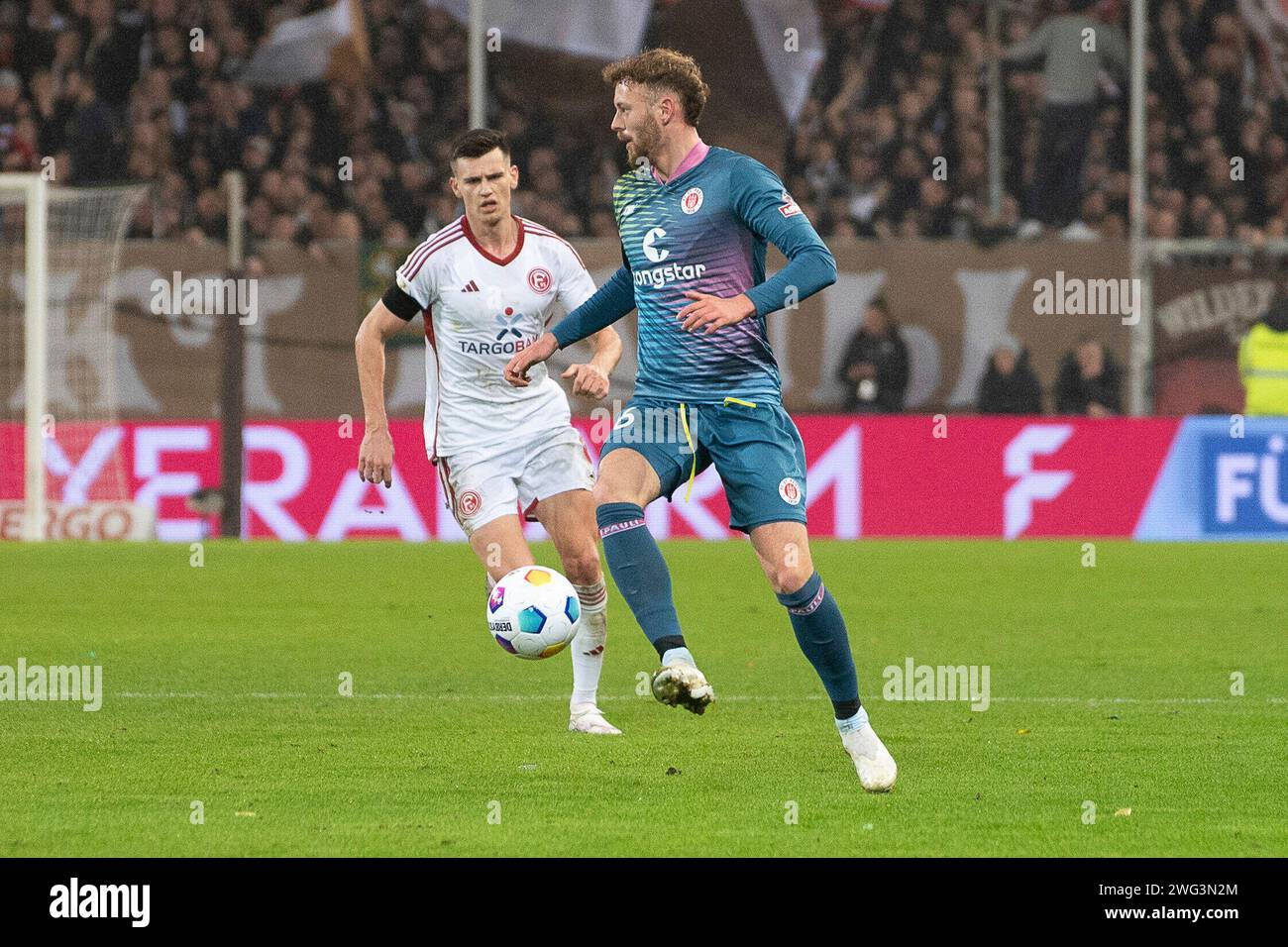 Carlo Boukhalfa (FC St Pauli, n. 16) wird von Yannik Engelhardt (fortuna Duesseldorf, n. 06) angelaufen. Fußball: DFB Pokal, Saison 2023/2024, Viertelfinale, FC St. Pauli - fortuna Duesseldorf am 30.01.2024 im Millerntor-Stadion ad Amburgo. Wichtiger Hinweis: Gemaess den Vorgaben der DFL Deutsche Fussball Liga bzw. Des DFB Deutscher Fussball-Bund ist es untersagt, in dem Stadion und/oder vom Spiel angefertigte Fotoaufnahmen in forma von Sequenzbildern und/oder videoaehnlichen Fotostrecken zu verwerten bzw. verwerten zu lassen. Foto: Kirchner-Media/TH Foto Stock