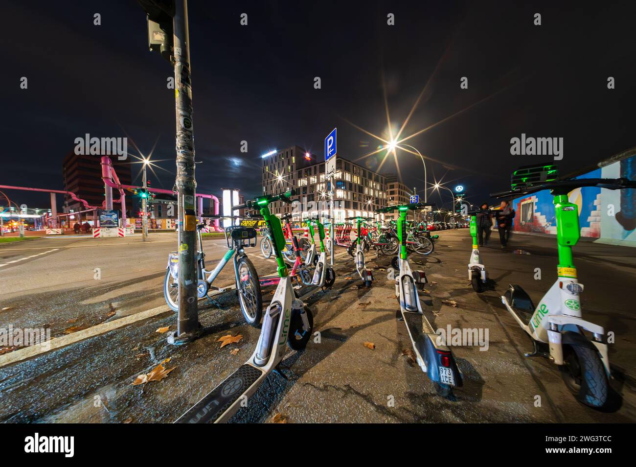 Germania , Berlino , 27.12.2023 , e-scooter Lime parcheggiati nella zona della East Side Gallery Foto Stock