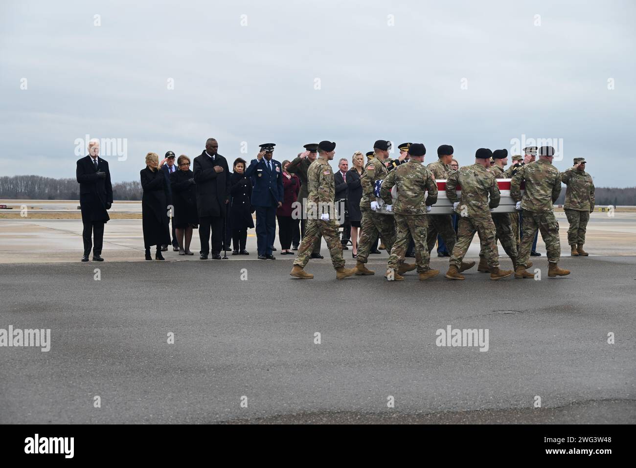 Dover, Stati Uniti. 2 febbraio 2024. I soldati trasportano la bara del loro collega ucciso in un attacco di droni in Giordania da militanti sostenuti dall'Iran per essere collocati in un furgone di trasporto al trasferimento dignitoso. Il presidente DEGLI STATI UNITI Joe Biden e la First Lady Jill Biden partecipano al trasferimento dignitoso dei tre corpi dei soldati di riserva dell'esercito, il sergente William Rivers, il sergente Breonna Moffett e il sergente Kennedy Sanders in uno scrigno di trasferimento con bandiera. Credito: SOPA Images Limited/Alamy Live News Foto Stock