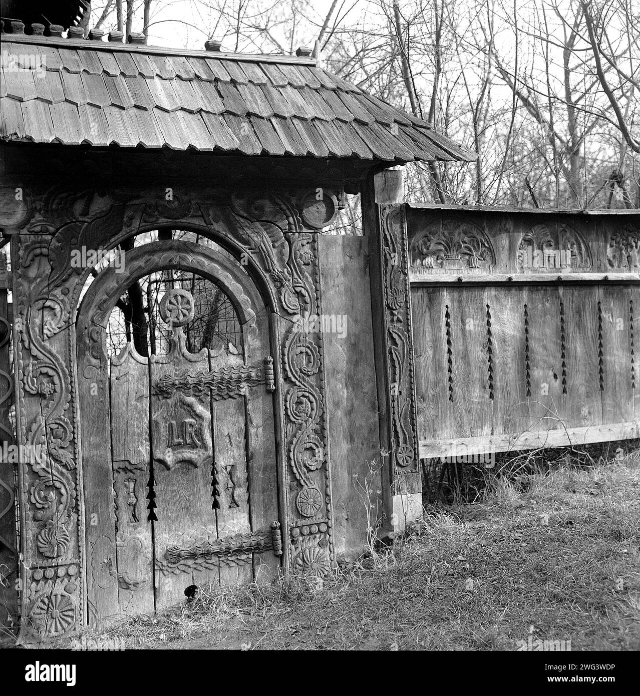 Bucarest, Romania, circa 1980. Una splendida porta tradizionale scolpita dalla contea di Maramures esposta al National Village Museum. Foto Stock