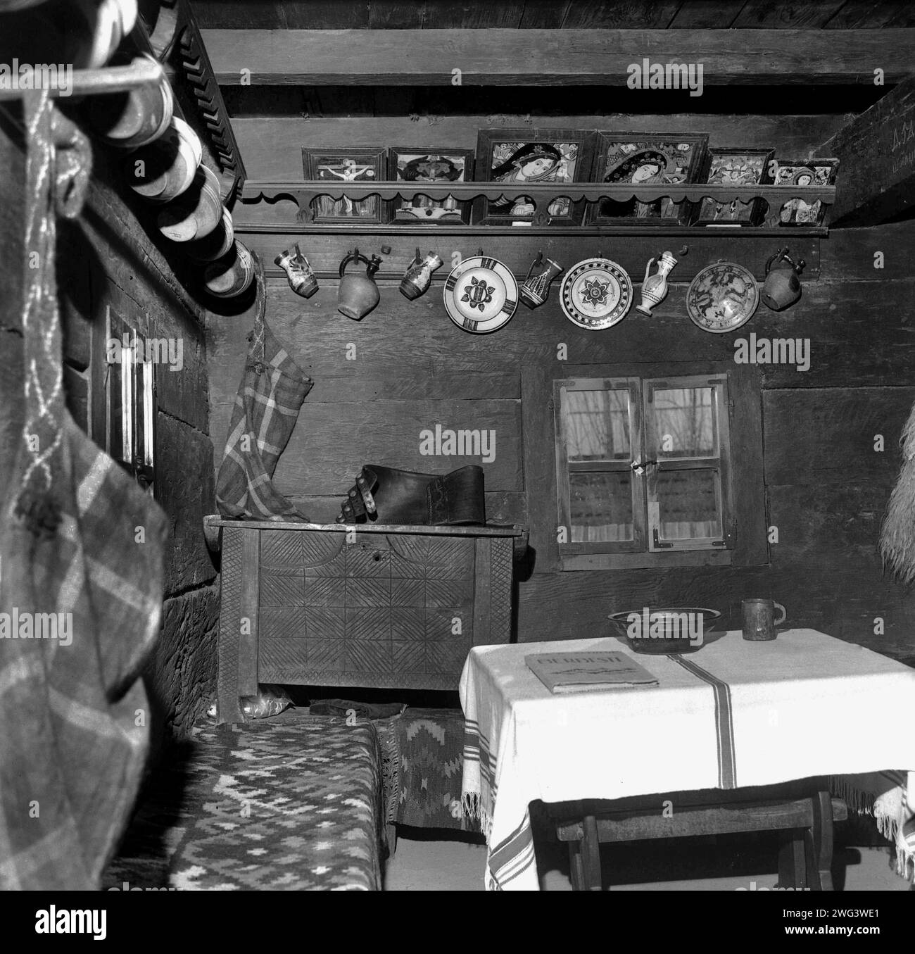 Museo del Villaggio, Bucarest, Romania, circa 1977. Interno rustico della casa del XVIII secolo di Berbesti, Maramures. Foto Stock