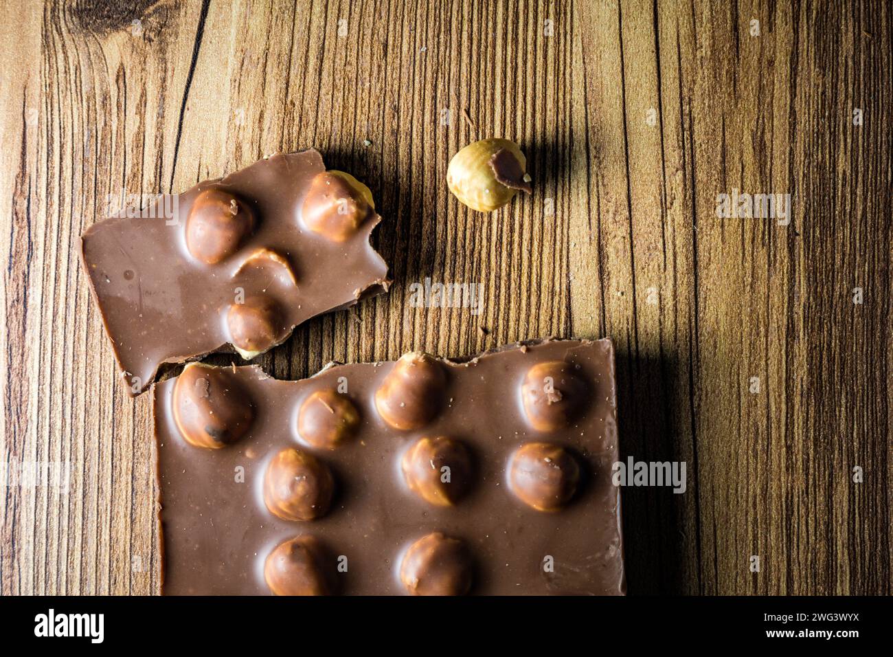 Macro primo piano sulla consistenza del cioccolato al latte alle nocciole nutrizione sfondo dieta Foto Stock