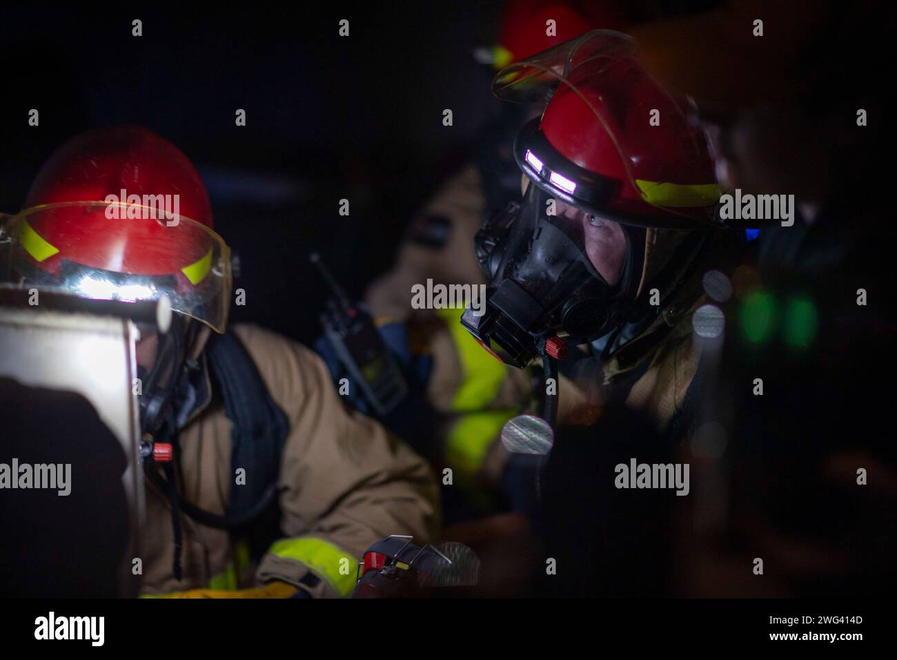 240130-N-VR794-1191 SAN DIEGO (30 gennaio 2024) – i marinai simulano la lotta contro un incendio durante un'esercitazione antincendio a bordo della portaerei d'assalto anfibio USS Tripoli (LHA 7), gennaio 30. Tripoli è una nave d'assalto anfibio di classe americana, con base a San Diego. (Foto della Marina degli Stati Uniti di Mass Communication Specialist Seaman Apprentice James Peer) Foto Stock