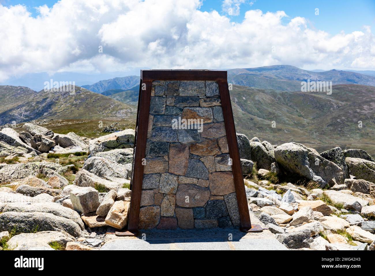 Punto continentale più alto dell'Australia, trig sul Monte Kosciusko nel Parco Nazionale di Kosciusko, NSW, Australia, estate 2024 Foto Stock