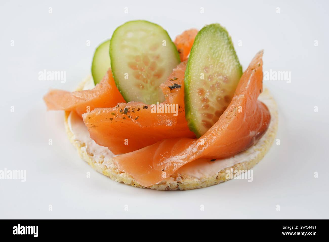Torte di riso con formaggio spalmabile, salmone e cetriolo Foto Stock