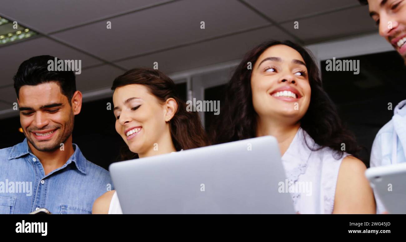 Giovani professionisti diversi in un ambiente d'ufficio Foto Stock