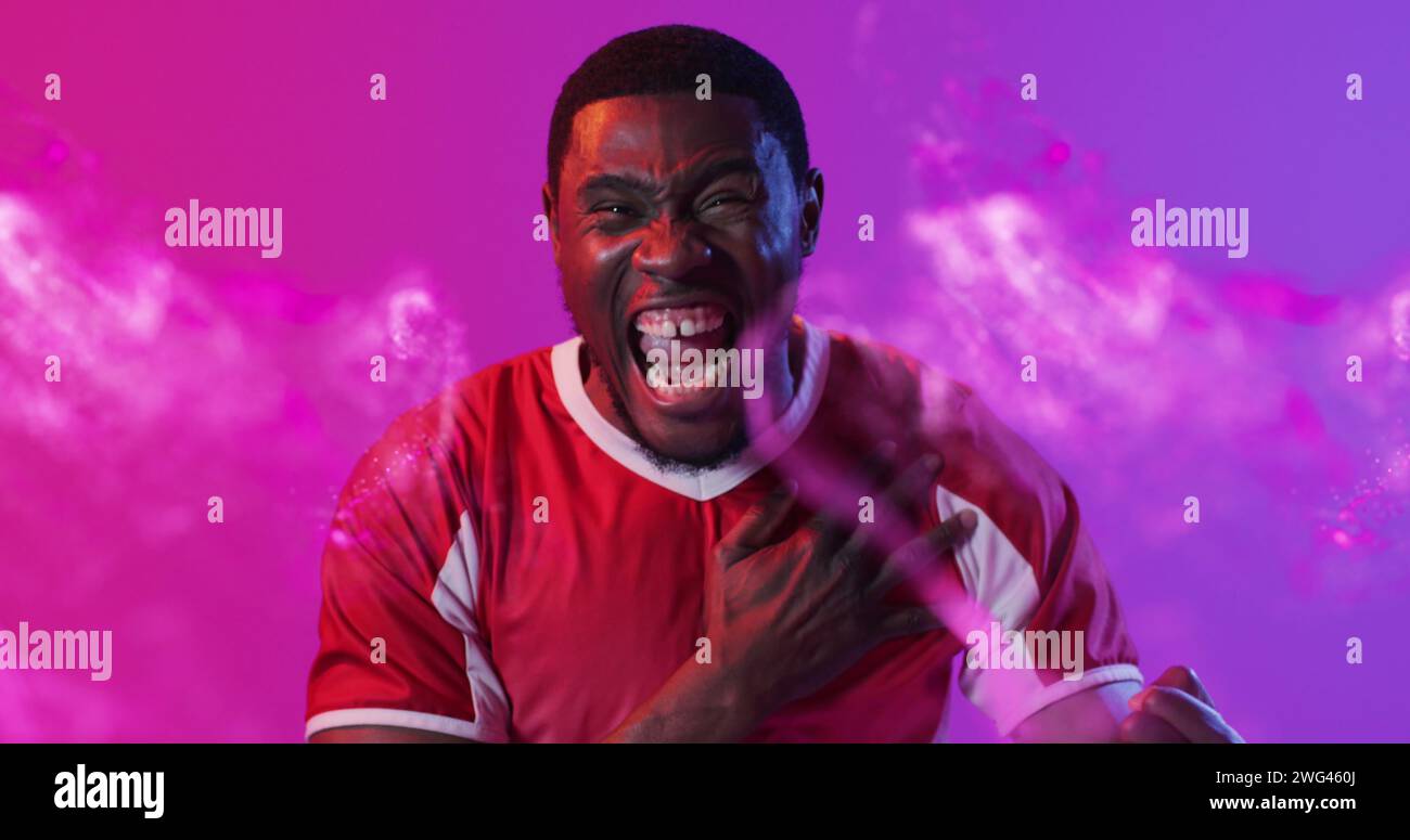 Immagine di un giocatore di calcio afroamericano maschile sopra le forme Foto Stock