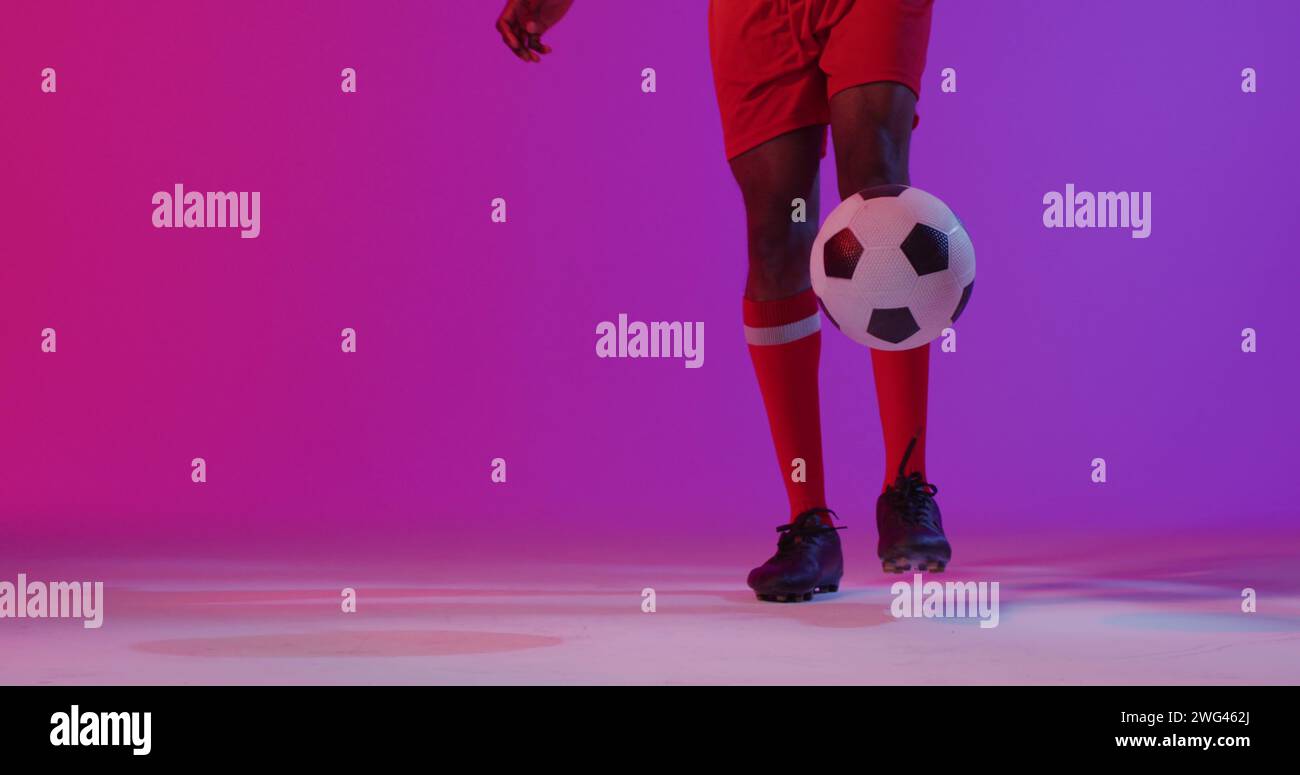 Immagine di un giocatore di calcio afroamericano maschile sopra le forme Foto Stock