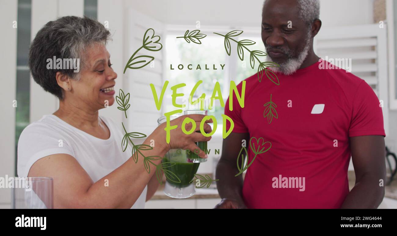 Immagine del testo del cibo vegano su una coppia afroamericana anziana con una bevanda sana Foto Stock