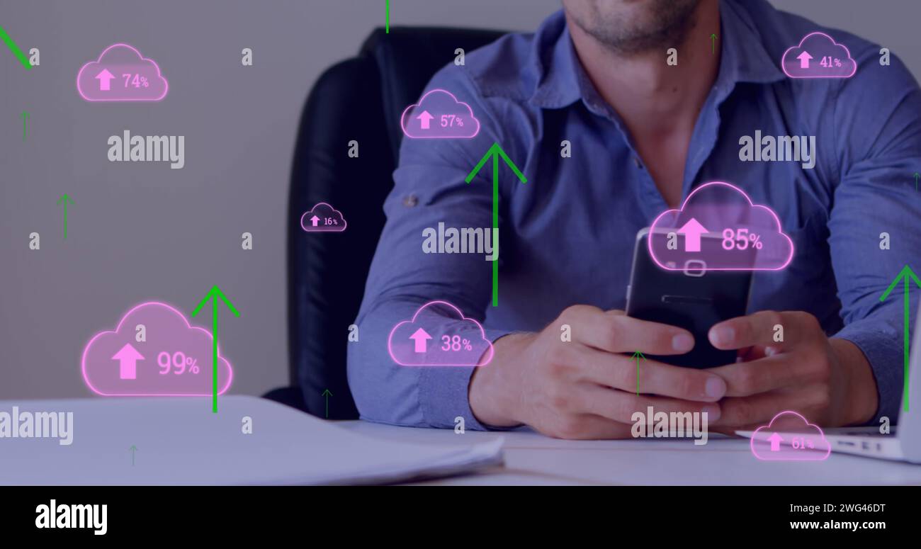 Immagine di icone digitali sull'uomo che utilizza lo smartphone Foto Stock