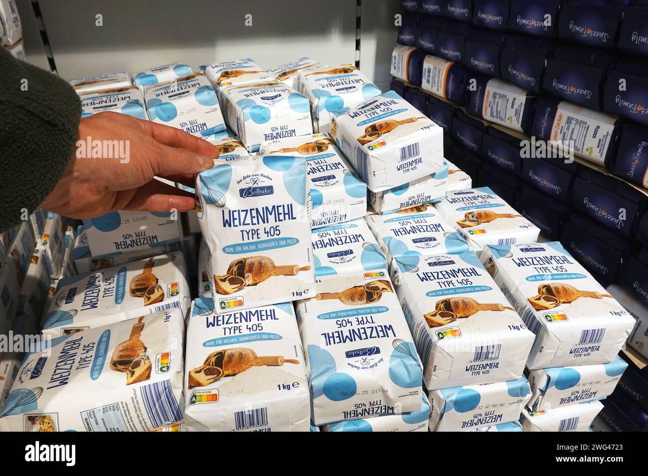 Pila di sacchetti da chilo di farina di frumento in un negozio Foto Stock