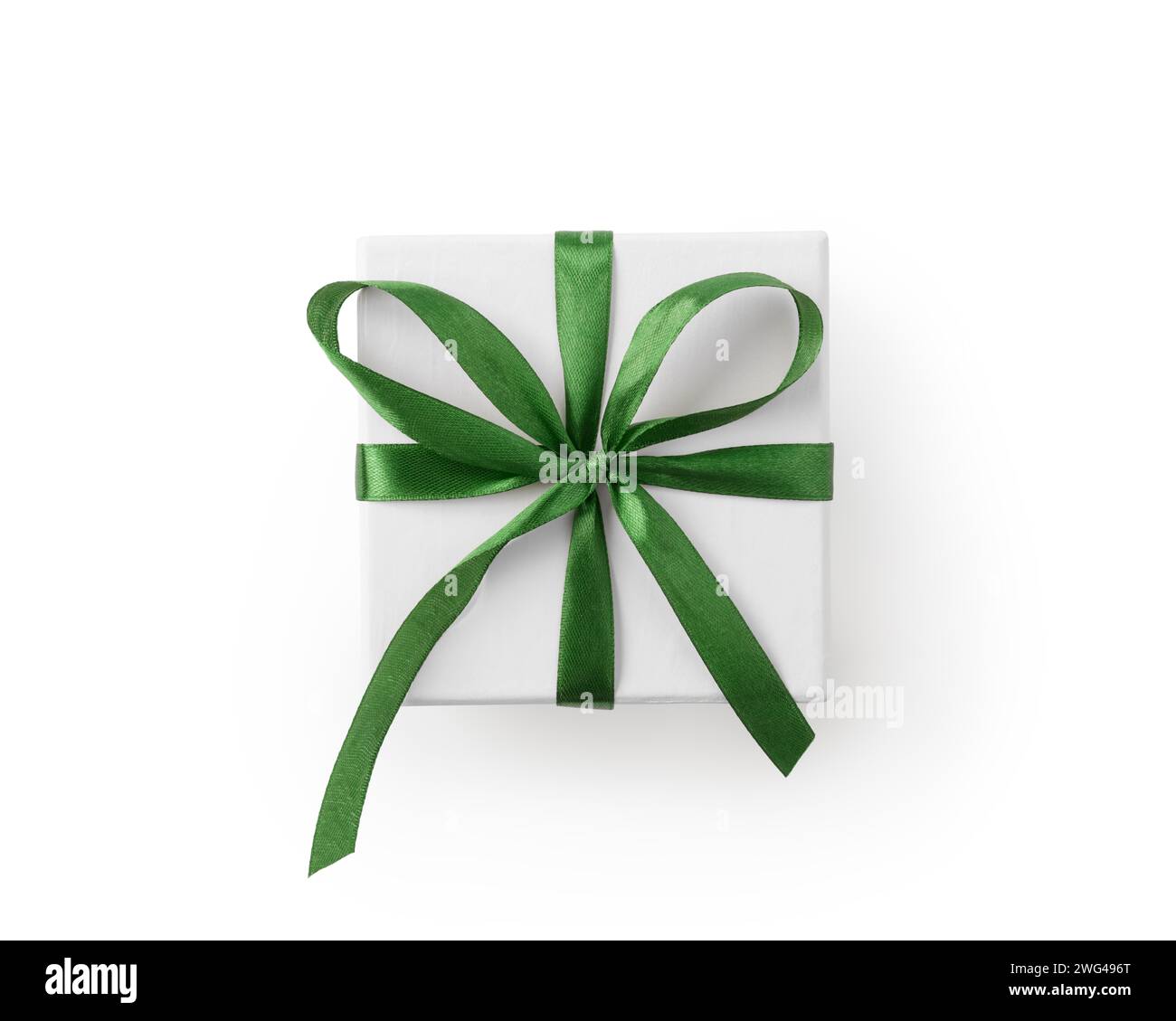 Vista dall'alto della confezione regalo bianca con nastro verde isolato su sfondo bianco, direttamente sopra Foto Stock