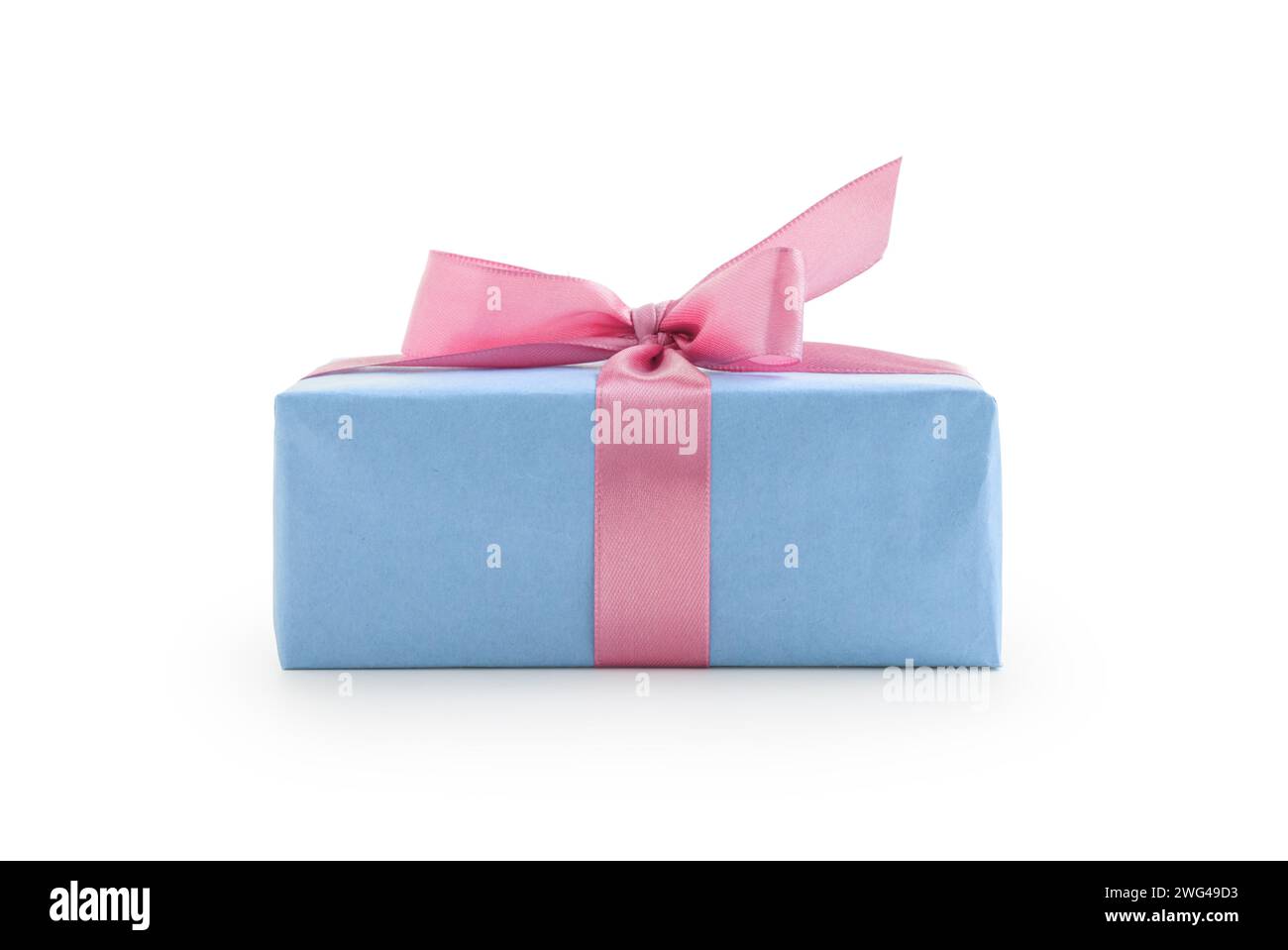 Scatola di carta blu con arco a nastro rosa isolata su sfondo bianco, elemento Foto Stock