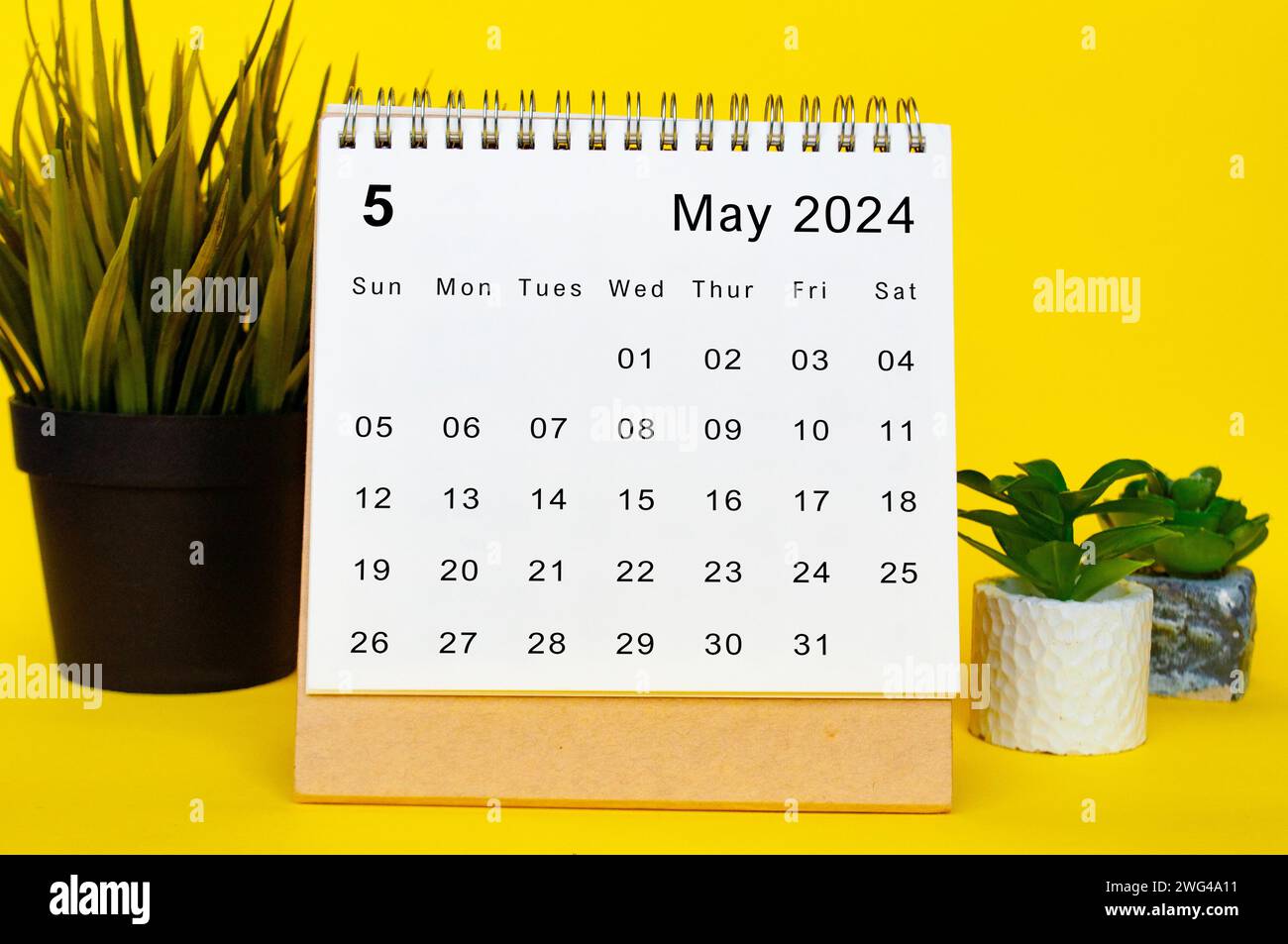 Calendario di maggio 2024 con sfondo giallo. Concetto di calendario mensile. Foto Stock