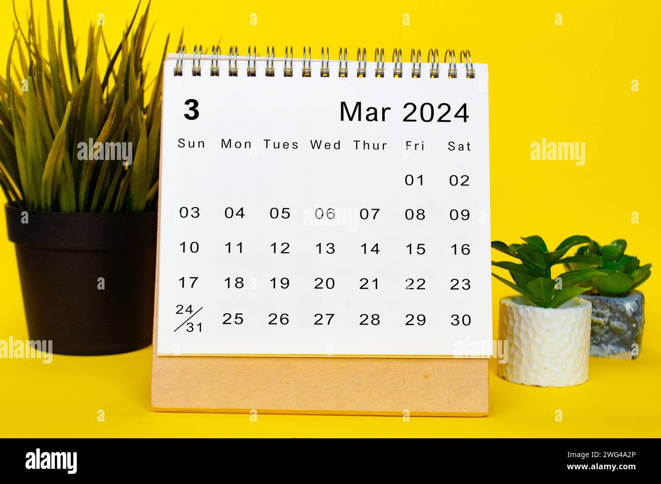 Calendario di maggio 2024 con sfondo giallo. Concetto di calendario mensile. Foto Stock