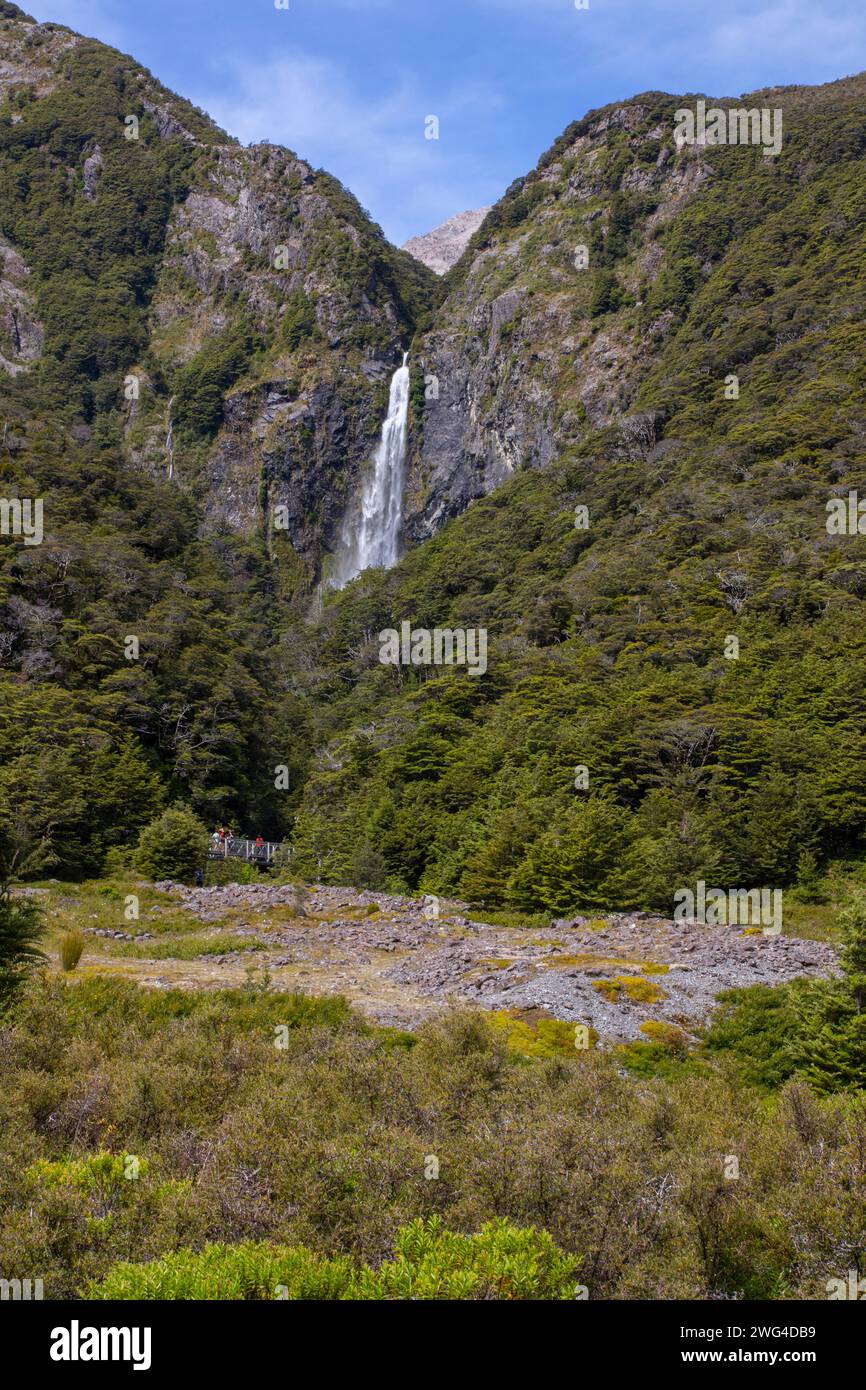 Devils Punchbowl è una splendida cascata di 131 m dove è possibile sentire tutta la forza e il suono della fresca cascata di montagna. Foto Stock