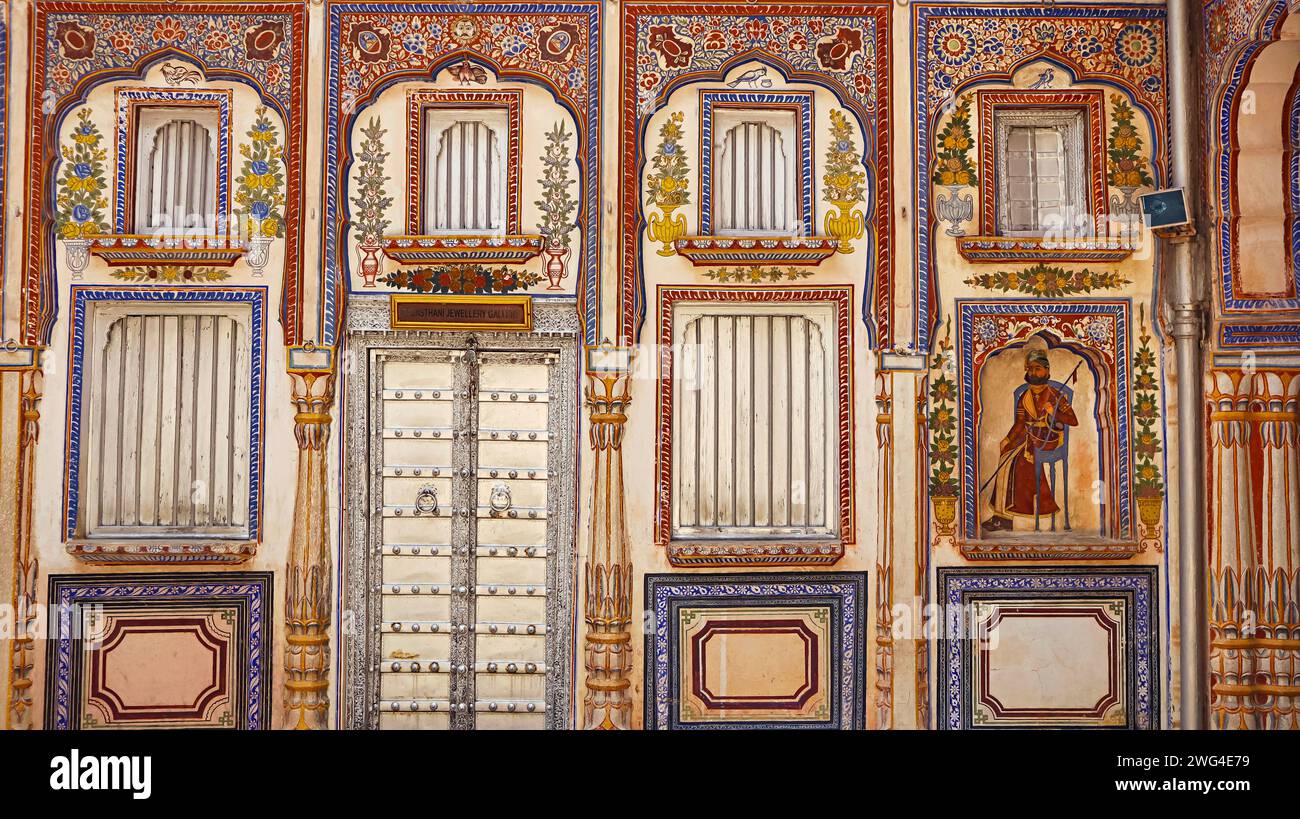 Pareti decorate con finestre del Dr. Ramnath Podar Haveli Museum, Nawalgarh, Rajasthan, India. Foto Stock