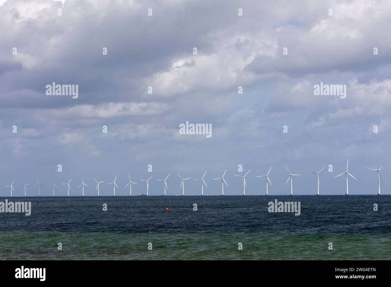 Turbinen am Amager Strand bei Kopenhagen. DŠnemark morirà KapazitŠten fŸr Windenergie in der Ostsee weiter ausbauen. *** Turbine offshore Foto Stock