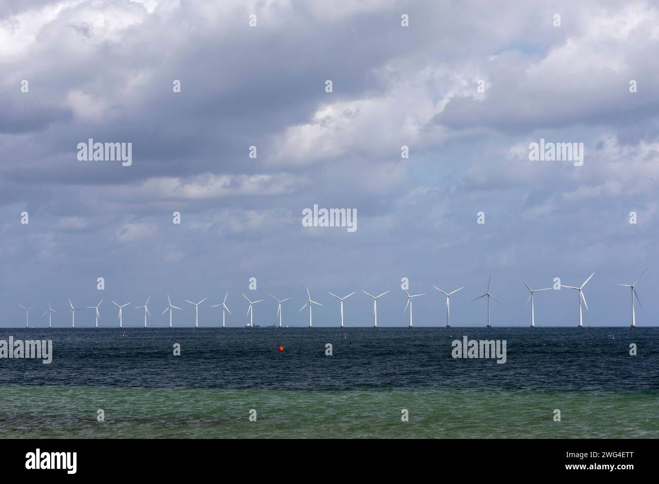 Turbinen am Amager Strand bei Kopenhagen. DŠnemark morirà KapazitŠten fŸr Windenergie in der Ostsee weiter ausbauen. *** Turbine offshore Foto Stock