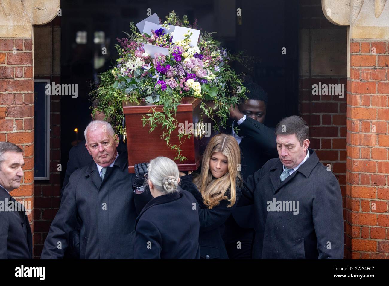 PIC shows: Derek Draper funerale 2.2.24, la moglie Kate Garraway e la figlia di Derek Darcey sono arrivati alla bara dopo il servizio Pic gavin rodgers/Pixel8 Foto Stock