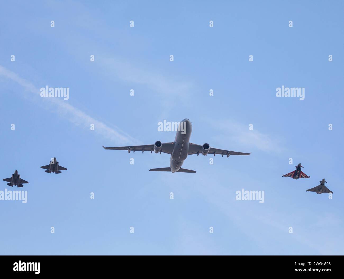 Una Royal Air Force Voyager con RAF F F-35 e Typhoon Jets sorvolò per celebrare nel 2022 il 70° anniversario dell'ascesa della regina Elisabetta II Foto Stock