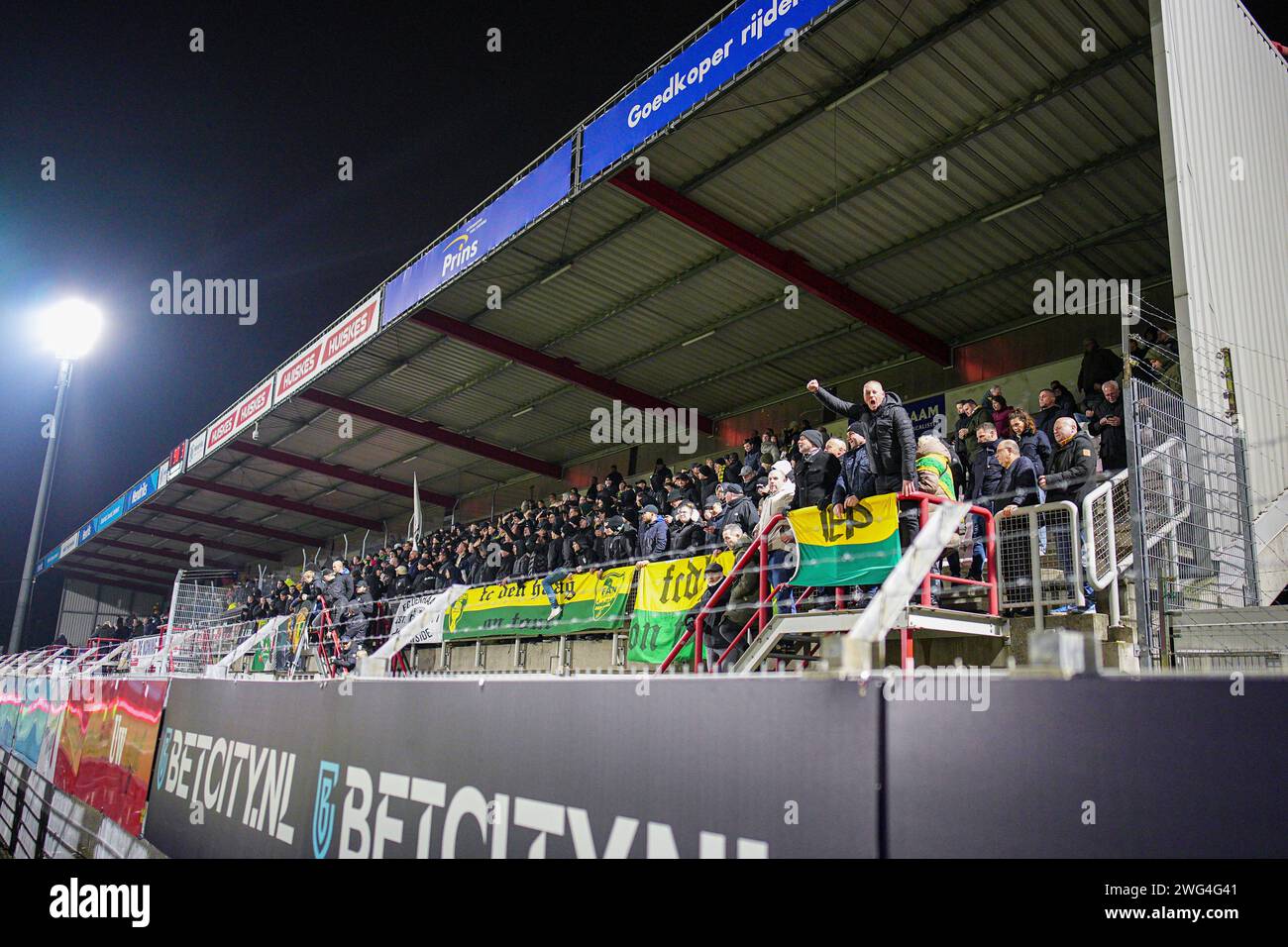 OSS, PAESI BASSI - 2 FEBBRAIO: I tifosi dell'ADO Den Haag celebrano la vittoria durante la partita olandese Keuken Kampioen Divisie tra TOP Oss e ADO Den Haag al Frans Heesen Stadion il 2 febbraio 2024 a Oss, Paesi Bassi. (Foto di Gabriel Calvino Alonso/Orange Pictures) Foto Stock