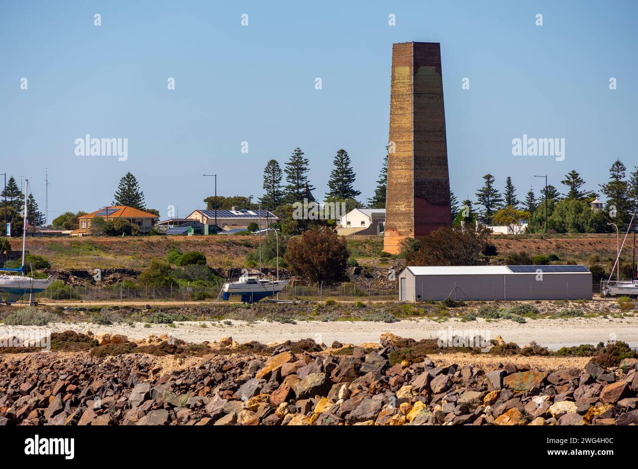 La vista del Chimney di rame dello Smelter di Wallaroo in una giornata di sole Foto Stock