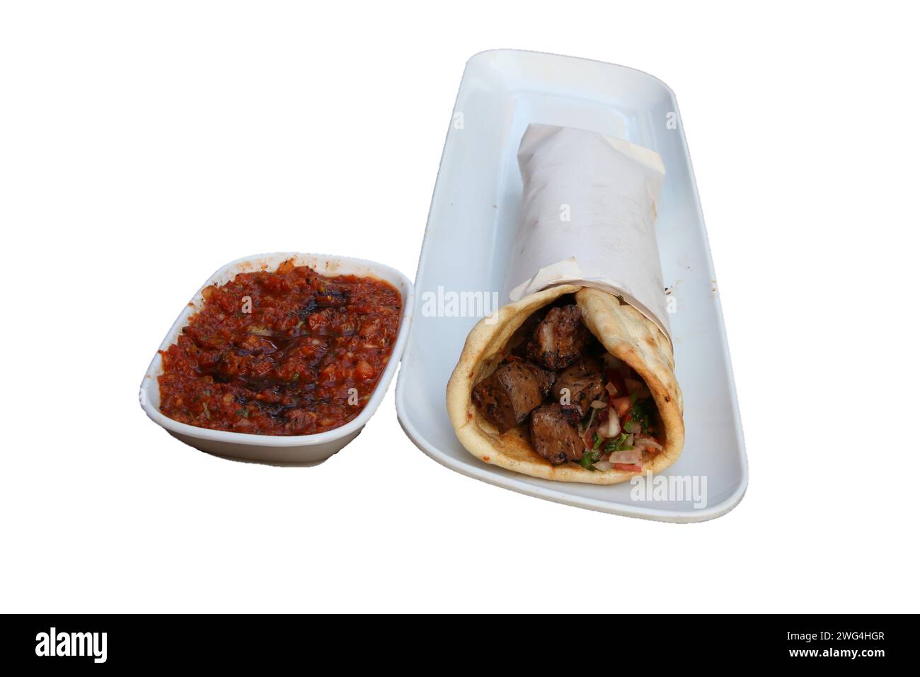 Involucro di kebab con shish al fegato, isolato su sfondo bianco. Foto Stock