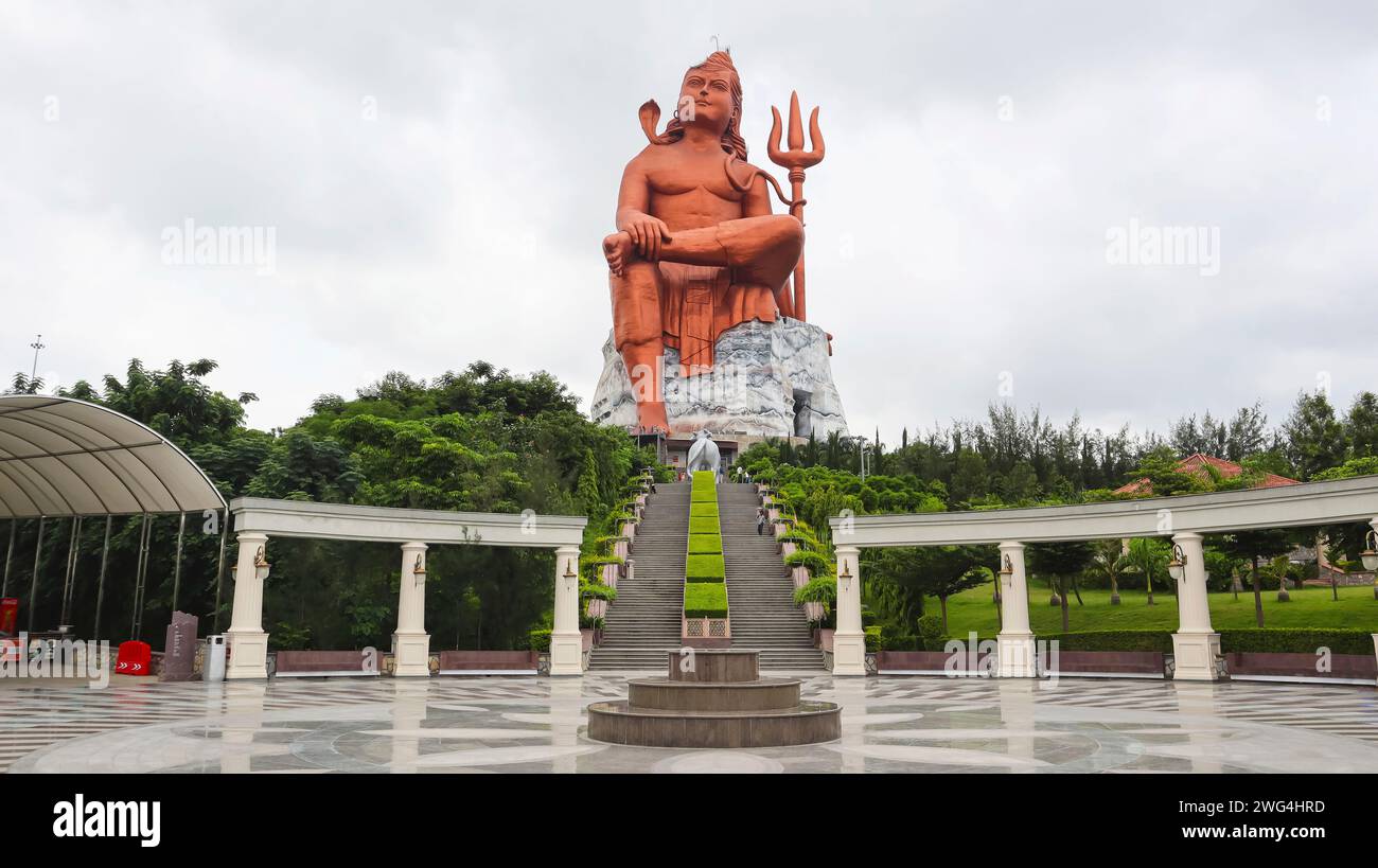 INDIA, RAJASTHAN, NATHDWARA, agosto 2023, Tourist with sitting Statue of Lord Shiva, chiamata Statua della fede. Foto Stock