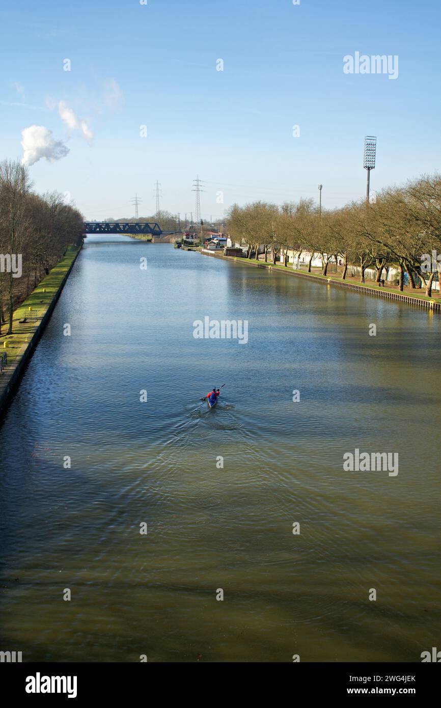 Il canale Reno-Herne si estende per 45,4 chilometri da Duisburg a Datteln e offre un contrasto tra natura e industria Foto Stock