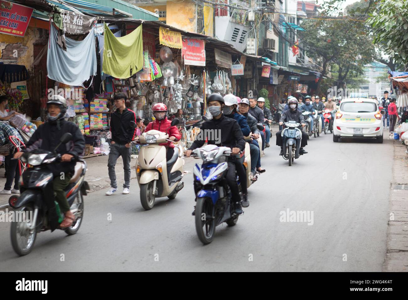 Vietnam, Hanoi, scena di strada, moto nella vecchia Hanoi. Foto Stock