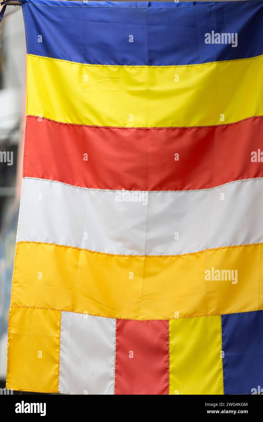 Vietnam, Hanoi, bandiera buddista colorata. Foto Stock