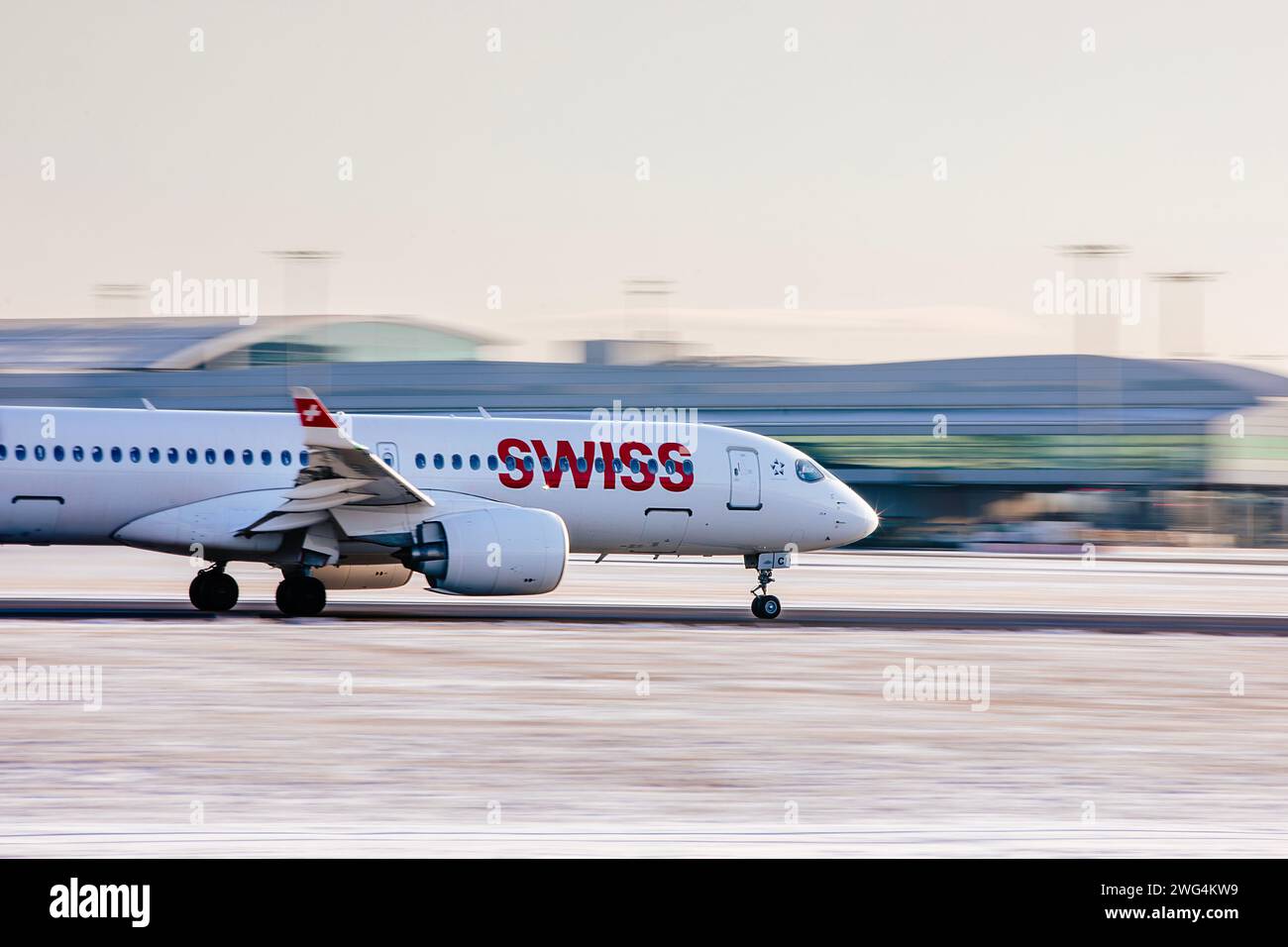 Praga, Repubblica Ceca - 19 gennaio 2024: Swiss Airlines A220 durante il decollo dalla pista Vaclav Havel Prague Airport. Foto Stock