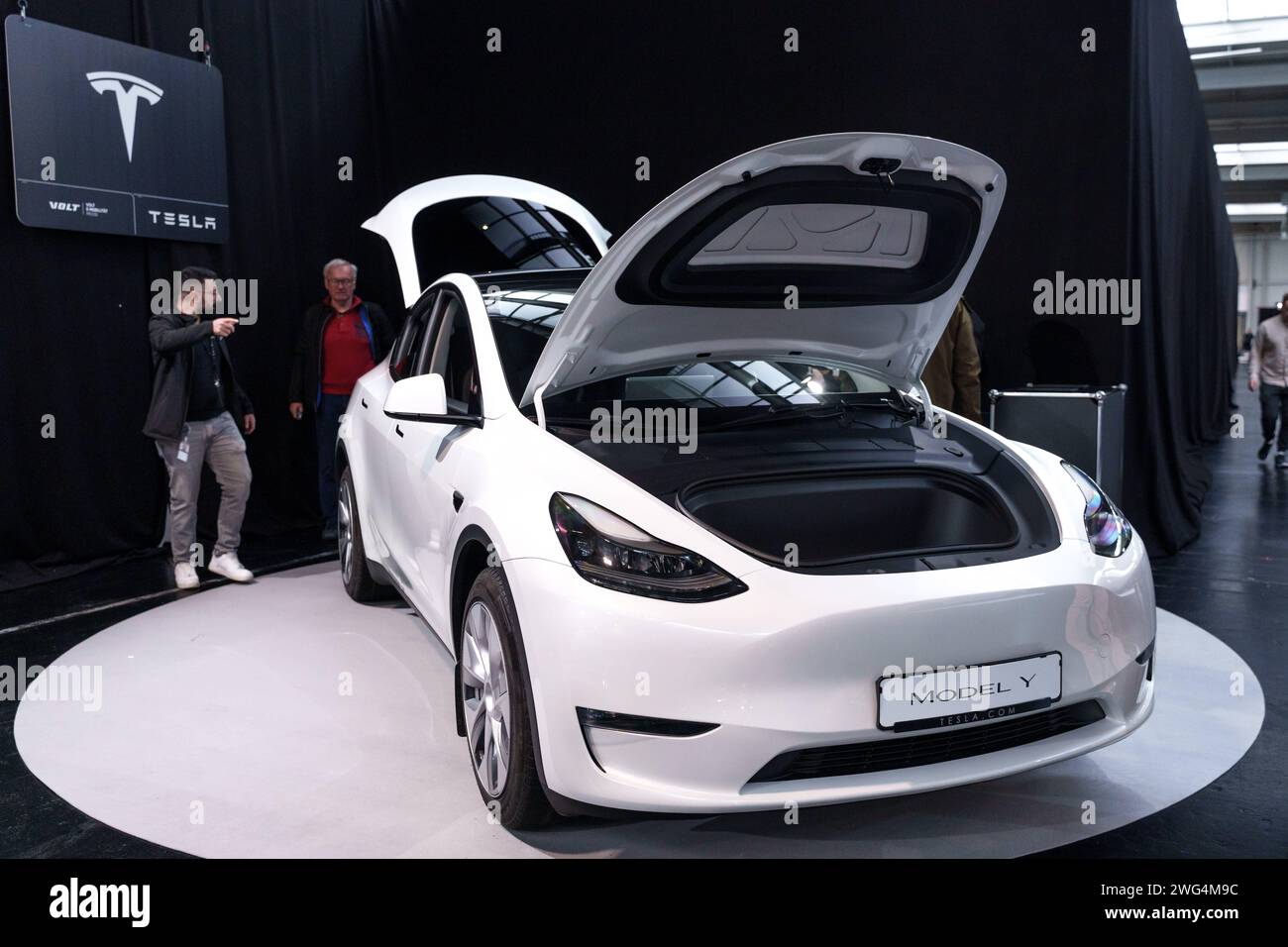 Augusta, Baviera, Germania - 2 febbraio 2024: L'auto elettrica Tesla Model Y è stata esposta alla fiera VOLT per l'e-Mobility di Augusta *** Tesla Model Y e-Auto Ausgestellt auf der VOLT Messe für e-Mobilität ad Augusta Foto Stock