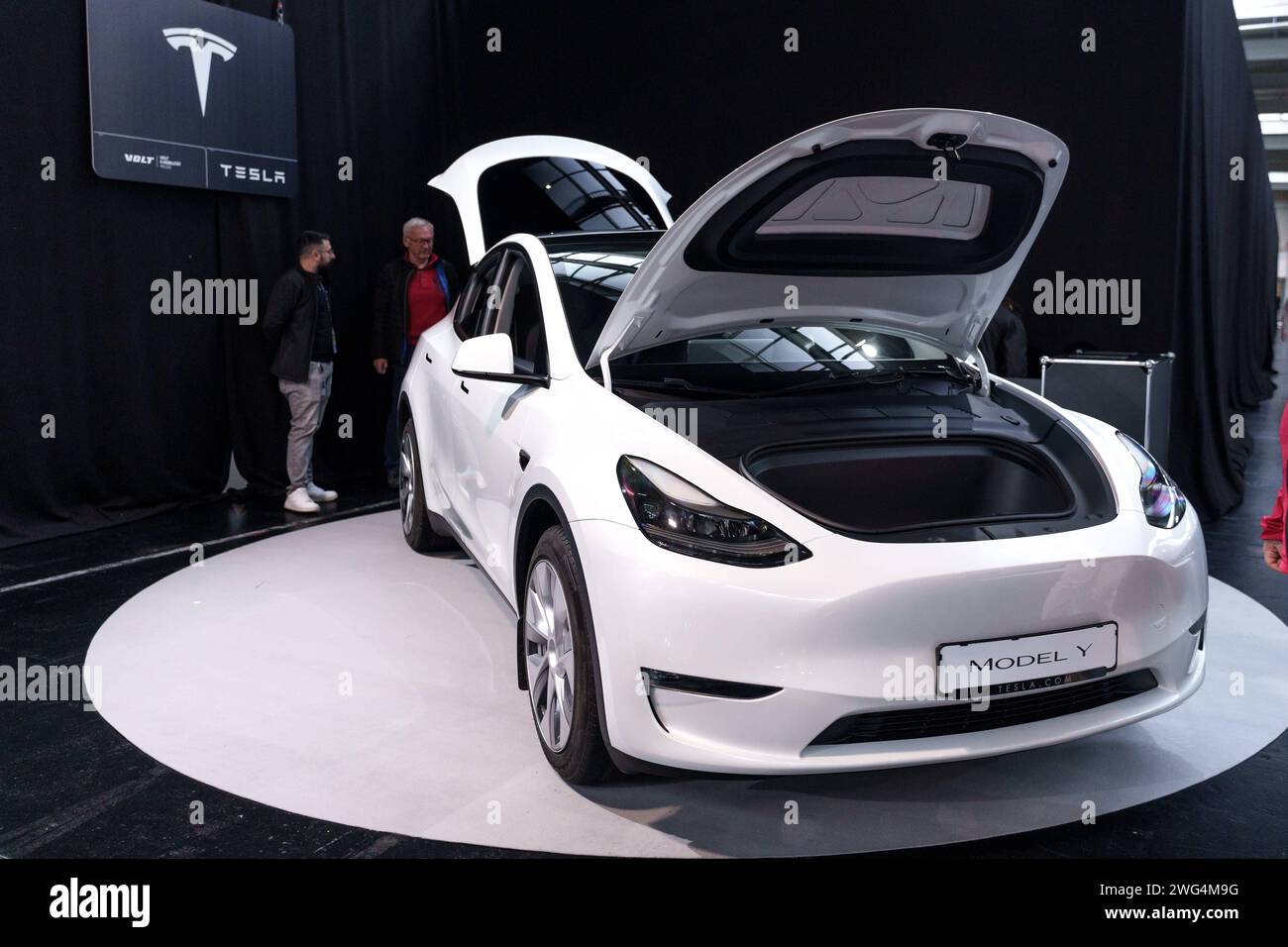 Augusta, Baviera, Germania - 2 febbraio 2024: L'auto elettrica Tesla Model Y è stata esposta alla fiera VOLT per l'e-Mobility di Augusta *** Tesla Model Y e-Auto Ausgestellt auf der VOLT Messe für e-Mobilität ad Augusta Foto Stock