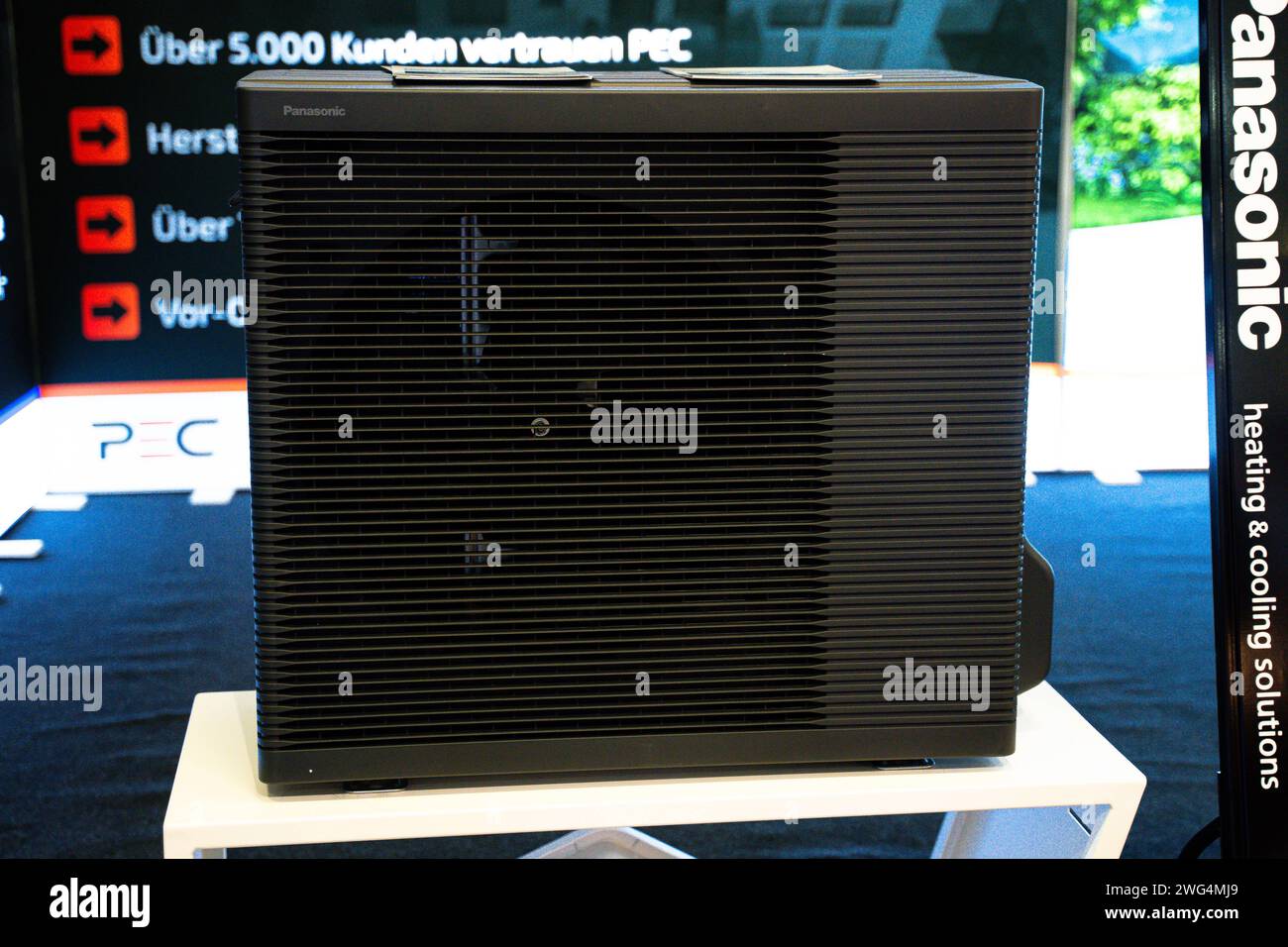 Augusta, Baviera, Germania - 2 febbraio 2024: Una pompa di calore Panasonic Aquarea LT Generation da presentare in uno stand espositivo alla fiera AFA di Augusta *** Eine Panasonic Aquarea LT Generation Wärmepumpe zur Präsentation auf einem Messestand der AFA-Messe ad Augusta Foto Stock