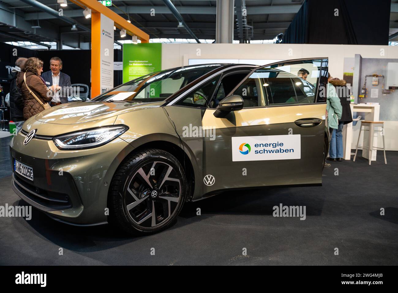 Augusta, Baviera, Germania - 2 febbraio 2024: Volkswagen VW ID.3 e-car esposta da energie Schwaben alla fiera AFA di Augusta *** Volkswagen VW ID.3 e-Auto ausgestellt von energie Schwaben auf der AFA-Messe di Augusta Foto Stock