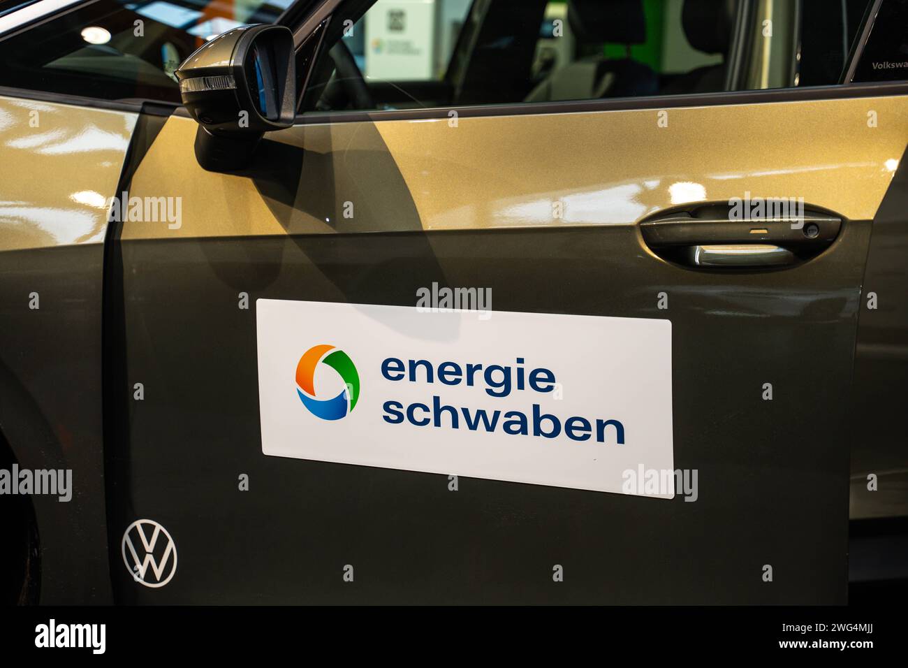 Augusta, Baviera, Germania - 2 febbraio 2024: Volkswagen VW ID.3 e-car esposta da energie Schwaben alla fiera AFA di Augusta *** Volkswagen VW ID.3 e-Auto ausgestellt von energie Schwaben auf der AFA-Messe di Augusta Foto Stock